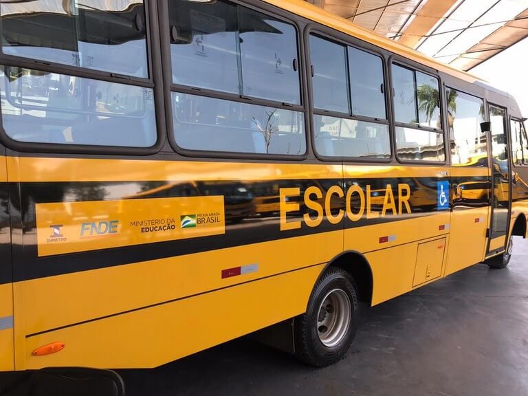 Vans, ônibus e micro-ônibus devem seguir o que está previsto no Código de Trânsito e nas normas NBR 17075 e NBR 14040, da ABNT