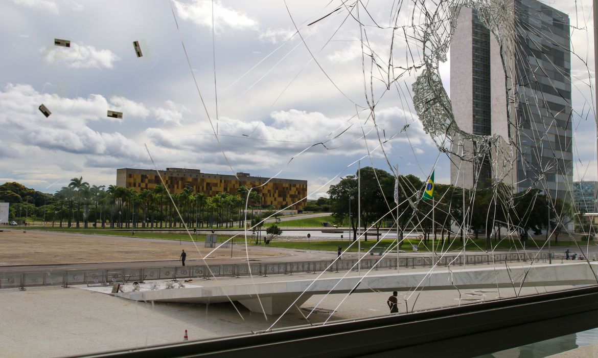 Palácio do Planalto após a destruição de vândalos.