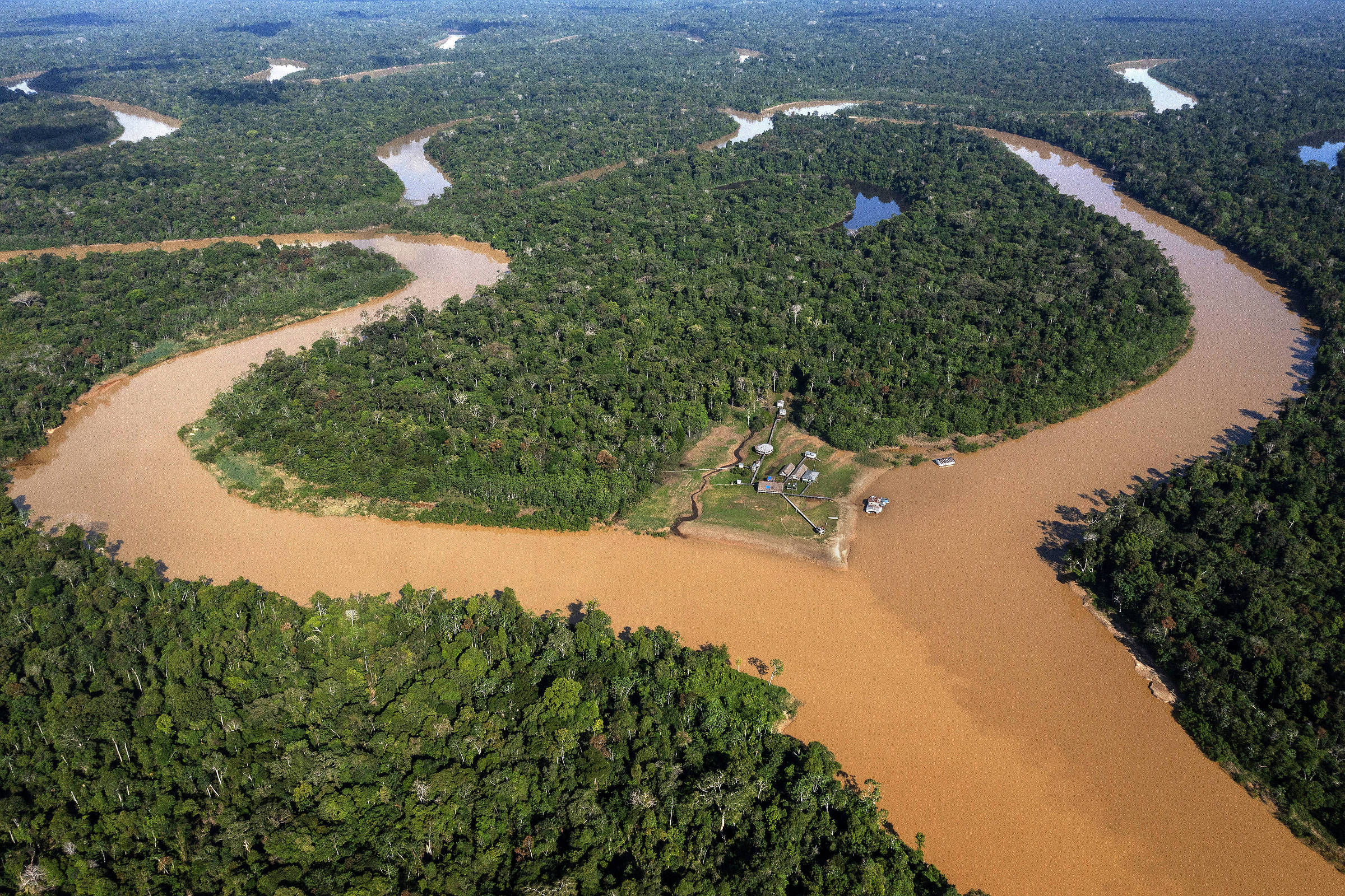 A ação criminosa acontece 72 horas antes da viagem da comitiva do governo federal que vai à Atalaia do Norte, no Amazonas.