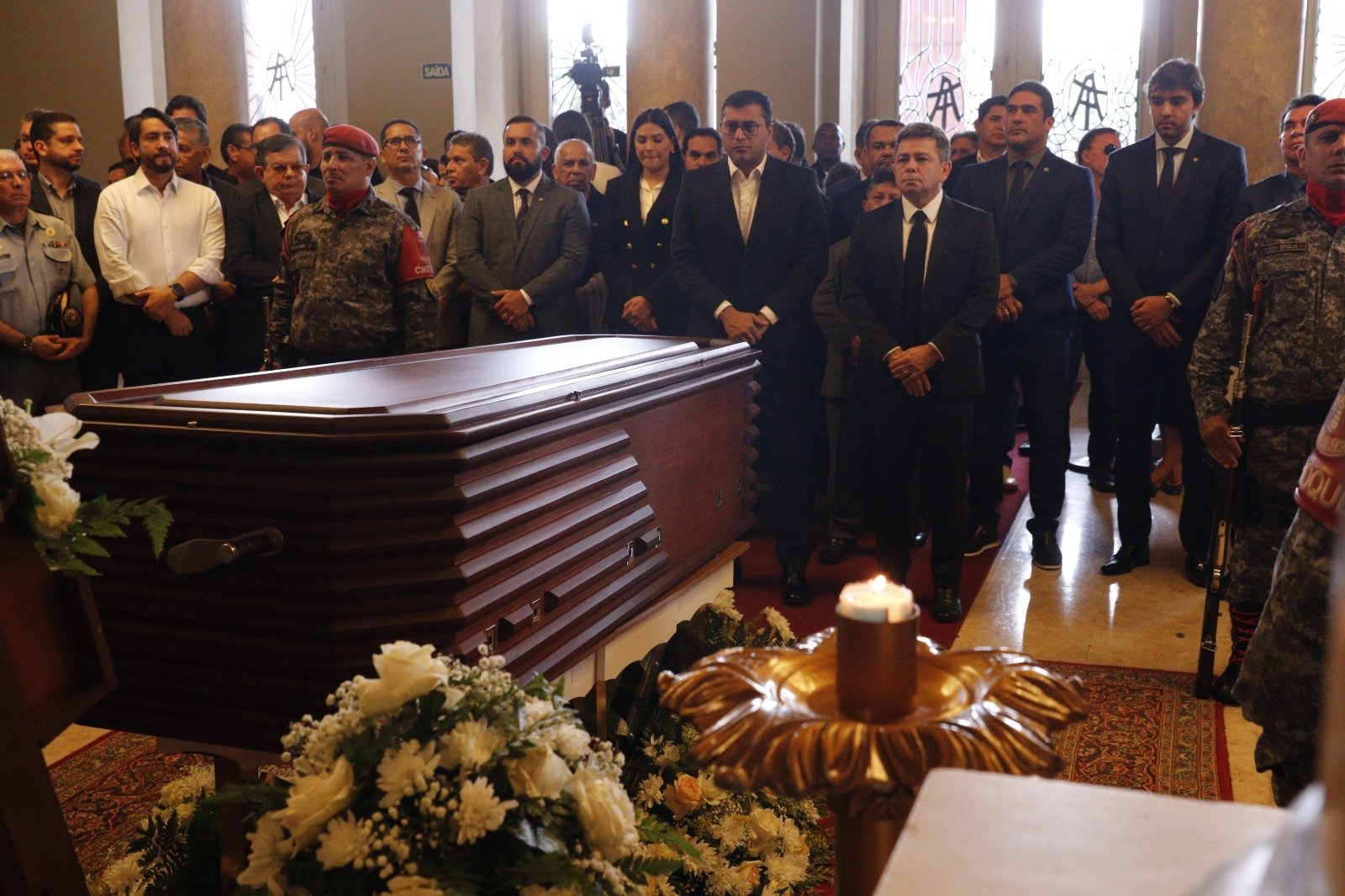 WhatsApp-Image-2023-02-16-at-18.50.32 O funeral do ex-governador Amazonino Mendes teve início na quinta-feira (16) às 14h, no hall do Teatro Amazonas, no Centro.