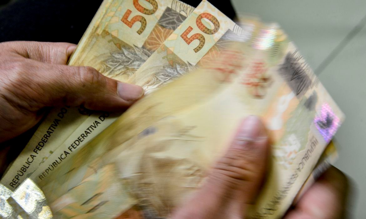 O presidente Luiz Inácio Lula da Silva confirmou nesta quinta-feira (16) que o governo vai aumentar o salário mínimo para R$ 1.320 em maio.