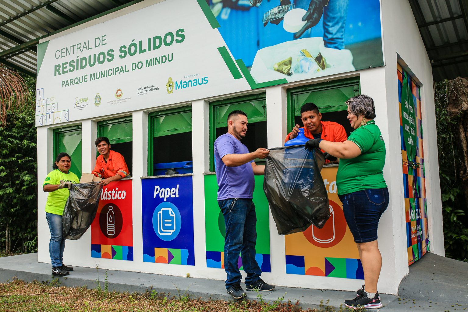 Em Manaus, 14 cooperativas de catadores recebem o apoio da Prefeitura. O trabalho resulta em 2,2 toneladas de recicláveis coletados por dia.