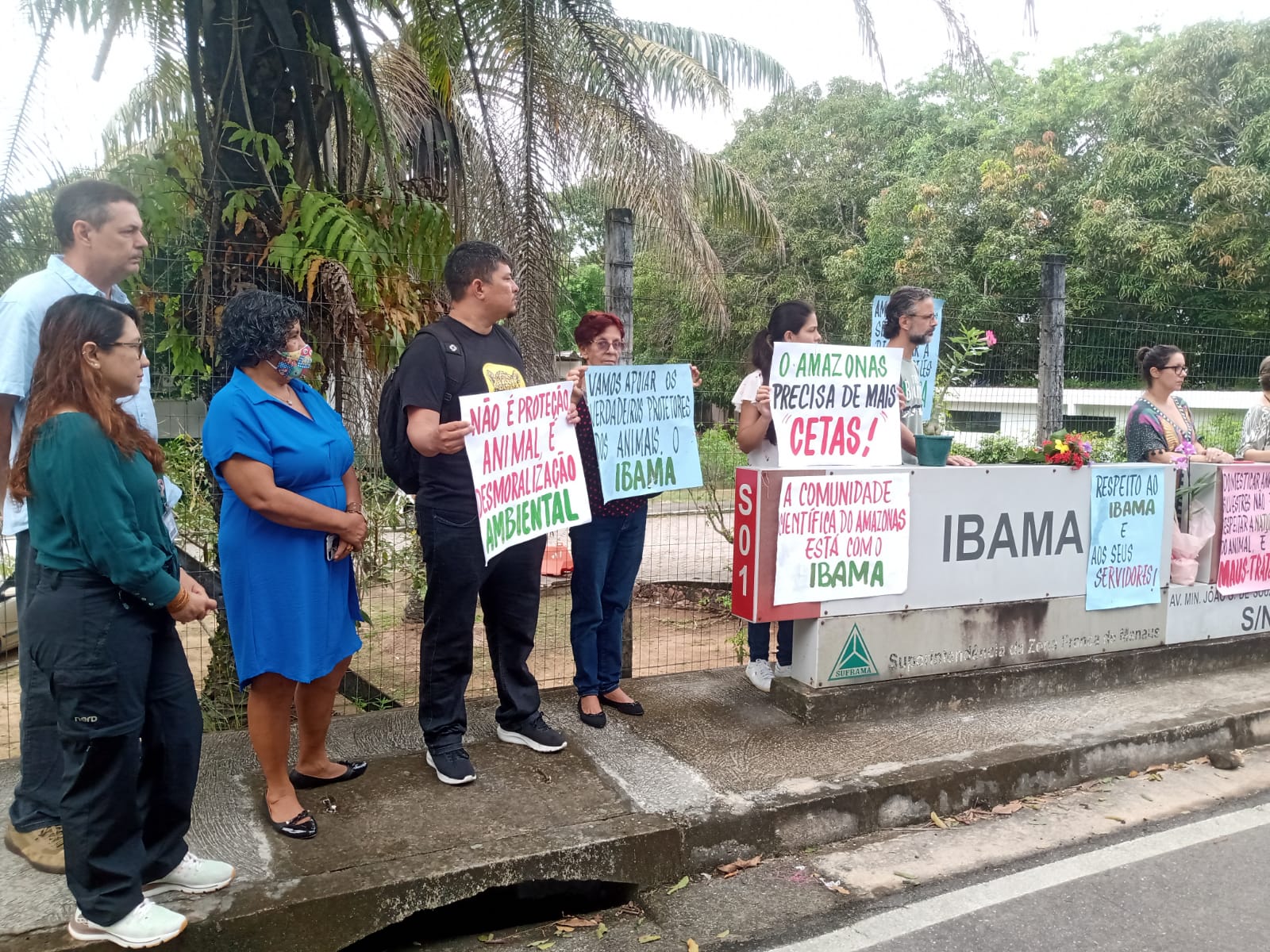 Manifestantes se reuniram em Manaus na manhã desta terça-feira (2/5) em um ato a favor do Ibama, após ataques contra a instituição.