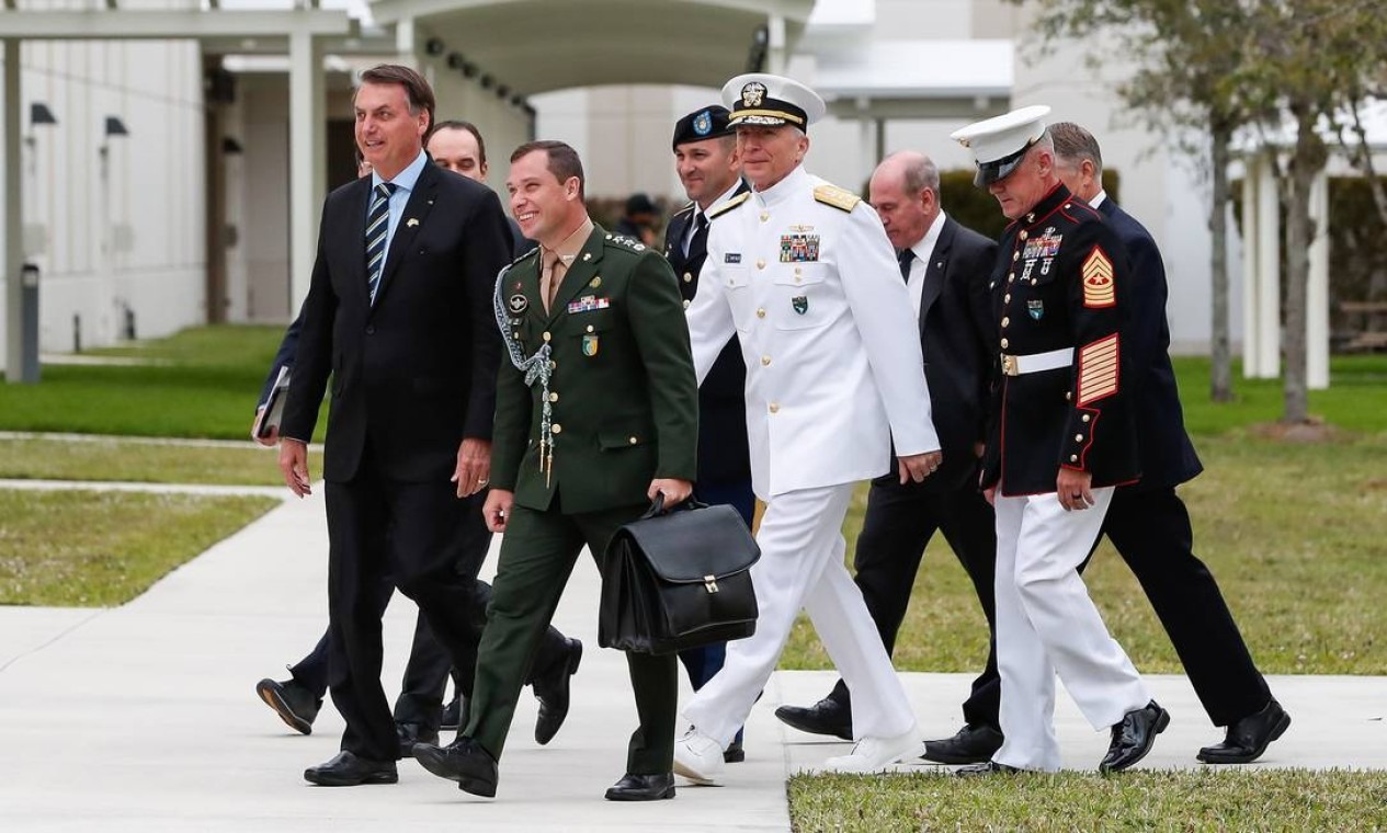 A Polícia Federal faz buscas na manhã desta quarta-feira (3) na casa do ex-presidente Jair Bolsonaro em Brasília.