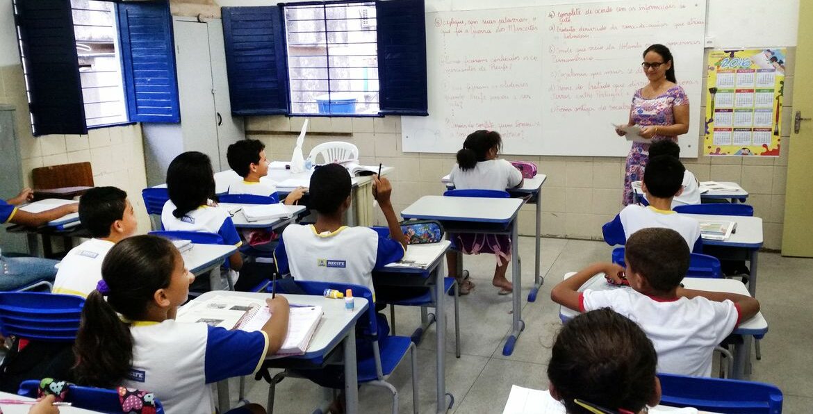 Taxa de analfabetismo das pessoas de 15 anos ou mais recuou de 5,1% em 2019, para 4,9% em 2022