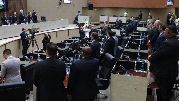 Professores da rede pública de Manaus realizaram um protesto na Câmara Municipal nesta contra a mudança no pagamento do auxílio-alimentação.