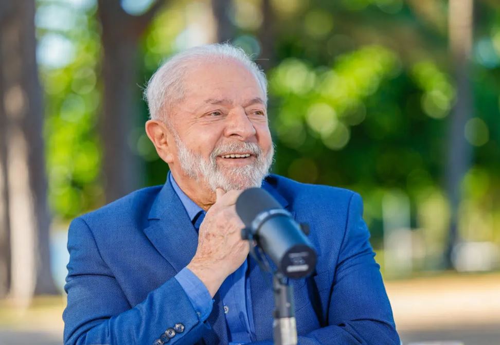 A popularidade do governo Lula aumentou 7 pontos percentuais em sua aprovação ao atingir 42%, como revelado pela Quaest.