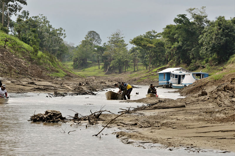 Seca no Amazonas: Sem canais de água para chegar às escolas, estudantes aprendem, na prática, que a vazante ‘severa’ é um fenômeno amazônico inevitável.