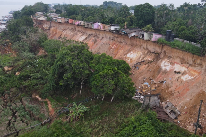 Um deslizamento de terra devastou várias residências em uma rua na beira de Manicoré este fim de semana.