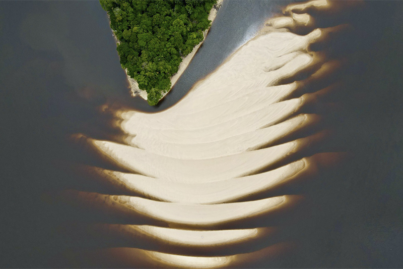 A seca dos rios no Amazonas proporciona oportunidades de lazer. São praias que desaparecem com a cheia e ressurgem com a vazante.