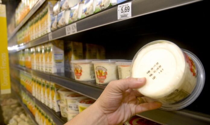 supermercados_prateleira-696x416 A pandemia de covid-19 teve impacto negativo na alimentação da população brasileira, com aumento no consumo de ultraprocessados