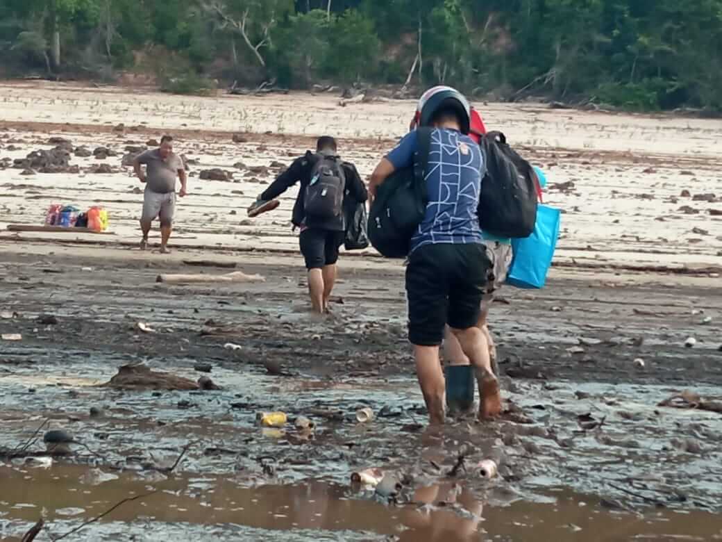 Devido à seca no rio Negro, será necessário antecipar o término do ano letivo das escolas ribeirinhas localizadas nesta região.