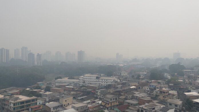Manaus é a cidade mais poluída do Brasil e a segunda mais poluída do mundo, de acordo com a plataforma de monitoramento de poluição AQI.