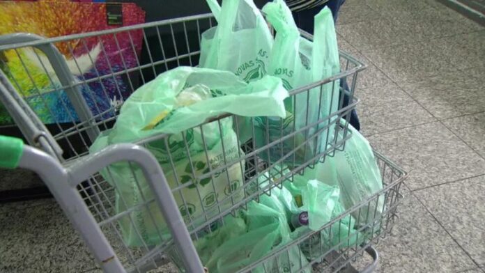 A Lei determina que ficam proibidas a venda e a distribuição de sacolas plásticas de qualquer composição, inclusive as biodegradáveis,