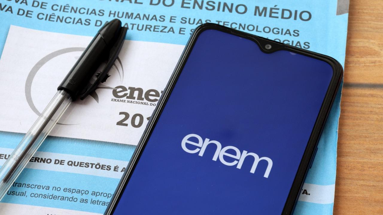 A redação do Enem exige a produção de um texto em prosa, do tipo dissertativo-argumentativo, sobre um tema de ordem social, científica, cultural ou política.