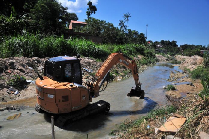 As obras de dragagem devem começar em breve e devem durar cerca de seis meses em três igarapés. Confira quais na matéria!