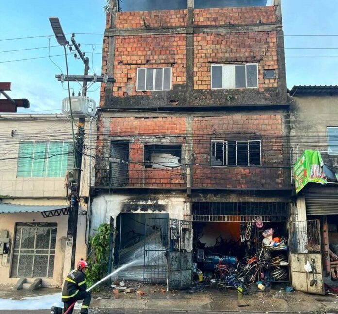 O Corpo de Bombeiros combateu, nesta quinta-feira (14/12), um incêndio de grande proporção em um edifício de quatro andares.