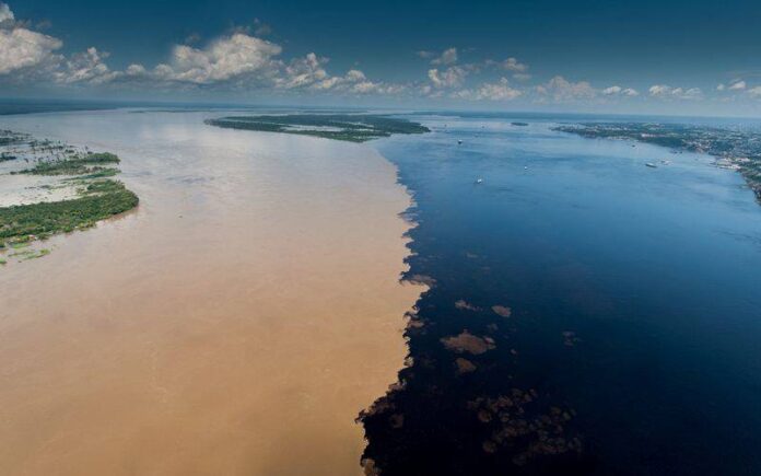 O encontro do rio Negro com o Rio Solimões se tornou um dos principais símbolos da cidade de Manaus e do estado do Amazonas. Você conhece esse fenômeno?