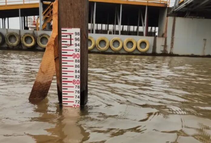 O rio Amazonas surpreendeu observadores ao interromper subitamente seu fluxo ascendente.