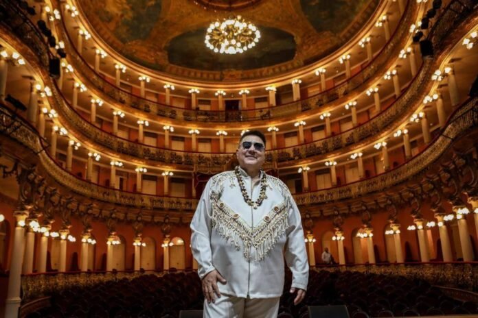 O “Rei” David Assayag fará um show acústico para comemorar seu aniversário de 60 anos com direito a jantar amazônico.