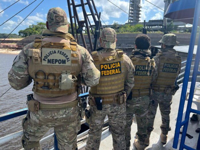 De acordo com informações da Polícia Federal, a balsa utilizada para garimpo ilegal estava associada a 