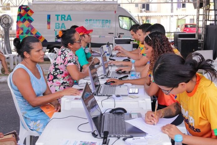 O Sine nos Bairros é um serviço itinerante que oferece vagas de emprego, cadastro para CTPS digital e orientação sobre o documento em Manaus