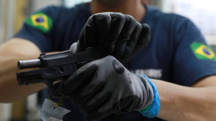 A redução foi de quase 82% em comparação ao ano anterior, com 20.822 novas armas registradas, em contraste com as 111.044 contabilizadas em 2022.