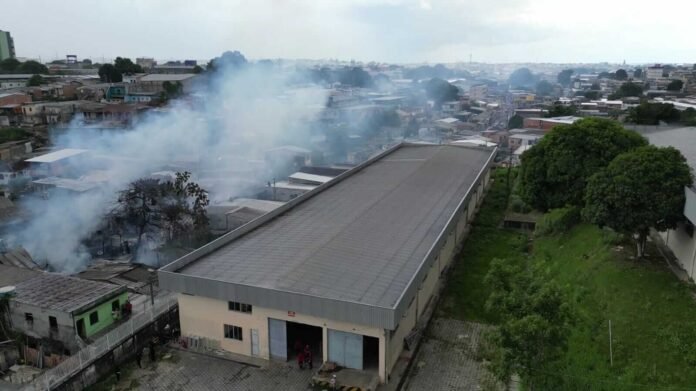 O incêndio ocorreu na sexta-feira (12/01) e atingiu residências de madeira e alvenaria no bairro Praça 14, em Manaus.