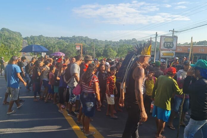 Indígenas de diversas etnias interditaram o quilômetro 888 da rodovia BR-174, que liga Manaus a Boa Vista (RR), na manhã de hoje.