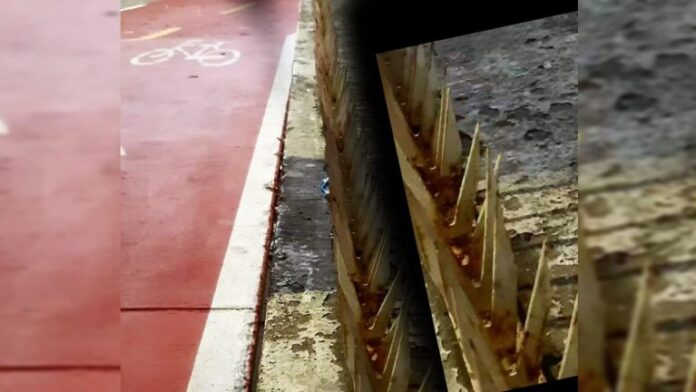 Uma propriedade privada na Ponta Negra recebeu uma notificação para a demolição imediata de uma mureta com vergalhões ao lado da ciclovia.