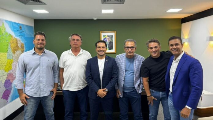 O deputado federal Capitão Alberto Neto se encontrou com o presidente Jair Bolsonaro e outros apoiadores para discutir atos democráticos