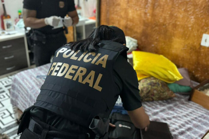 A Polícia Federal deflagrou a Operação Acta Passio em Manaus, visando desarticular uma rede de falsificação de documentos.