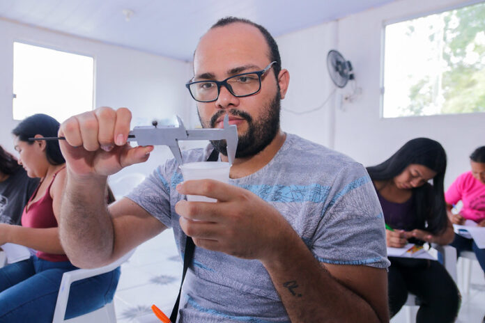 O curso de TBO prepara os participantes para ingressar no mercado em funções como auxiliar de produção, operador de produção ou montador.