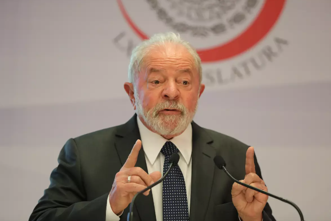 Especialista destaca o crime de responsabilidade de Lula por ameaçar a existência política da União ao cometer ato hostil contra nação estrangeira.