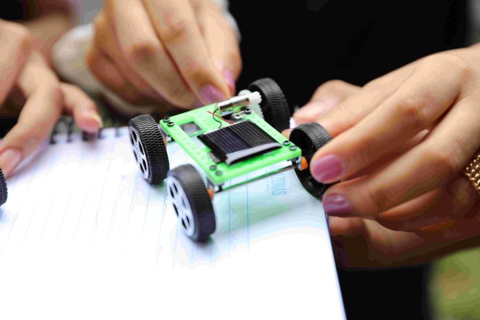Jovend do AM, que cursam a 3ª série do Ensino Médio na rede estadual, desenvolveram protótipos de minicarros movidos a energia solar.