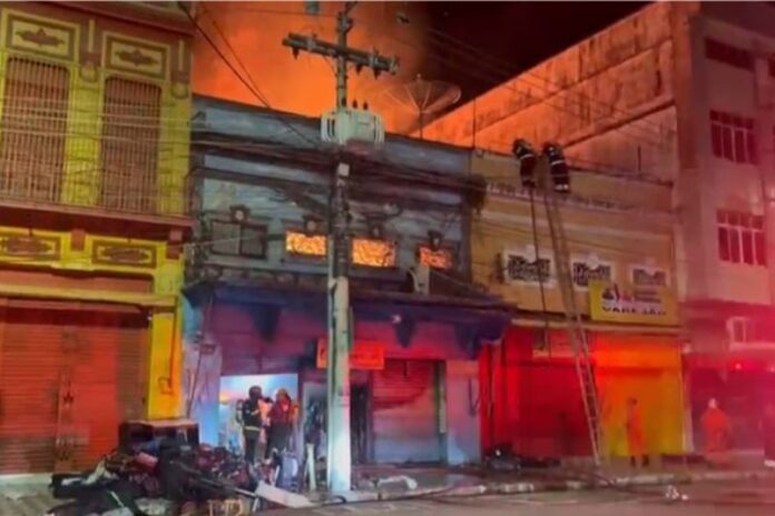 Um incêndio devastou uma loja de produtos eletrônicos e assistência técnica de celulares no Centro de Manaus.