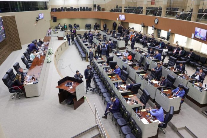 Vinte e um dos 41 vereadores da Câmara Municipal de Manaus (CMM) aproveitaram o período da 