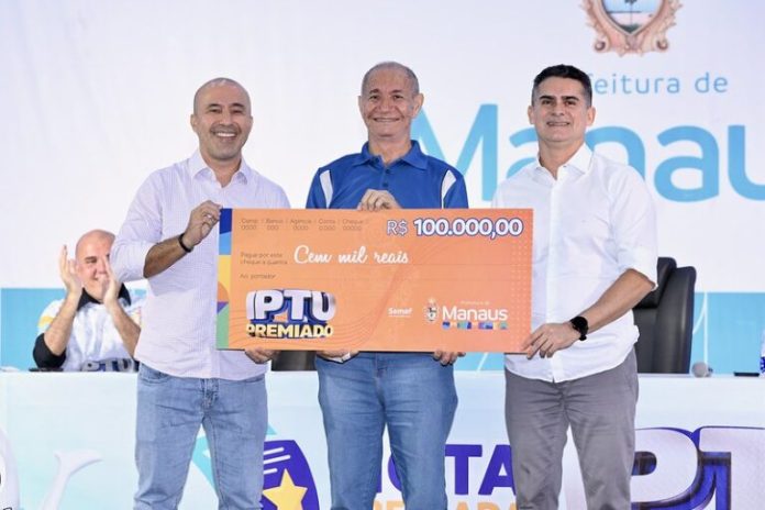 Os ganhadores do primeiro sorteio do ano da campanha “IPTU Premiado” receberam seus cheques simbólicos nessa sexta feira, 12.