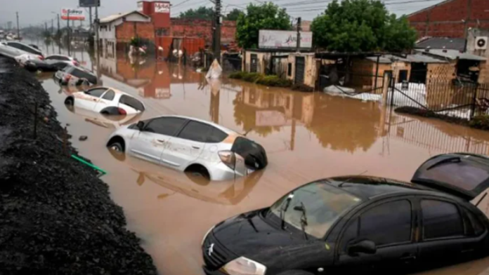 As enchentes do Rio Grande do Sul ocasionaram diversos danos materiais  - incluindo as centenas de carros debaixo d'água.