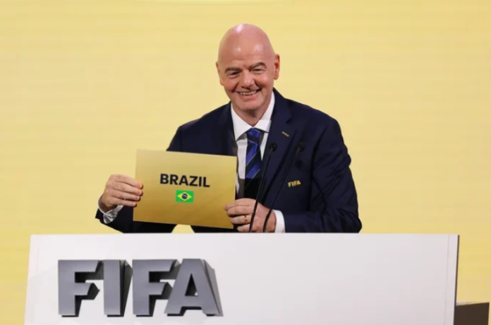 A candidatura brasileira para sediar a copa venceu a disputa com 119 votos contra uma candidatura conjunta de Alemanha, Bélgica e Holanda.
