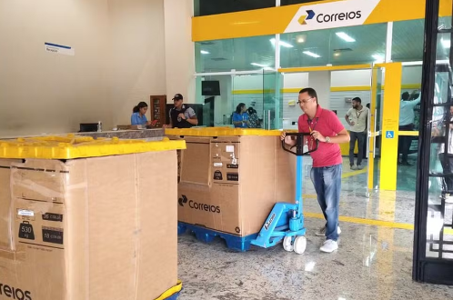 Os Correios anunciaram a suspensão temporária da coleta de doações de roupas e calçados para as vítimas das enchentes no Rio Grande do Sul.