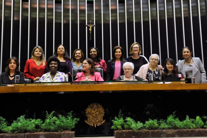 Mulheres e homens casados apresentam maior sucesso eleitoral. Para mulheres casadas, a taxa de sucesso é de 7,6%, o dobro daquelas que são solteiras.