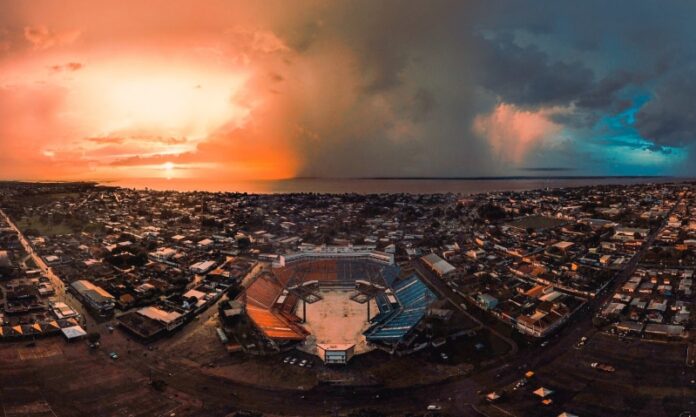 Os encantos naturais de Parintins fascinam os visitantes que vêm para o festival. Contudo, o espetáculo mais deslumbrante é o pôr do sol.