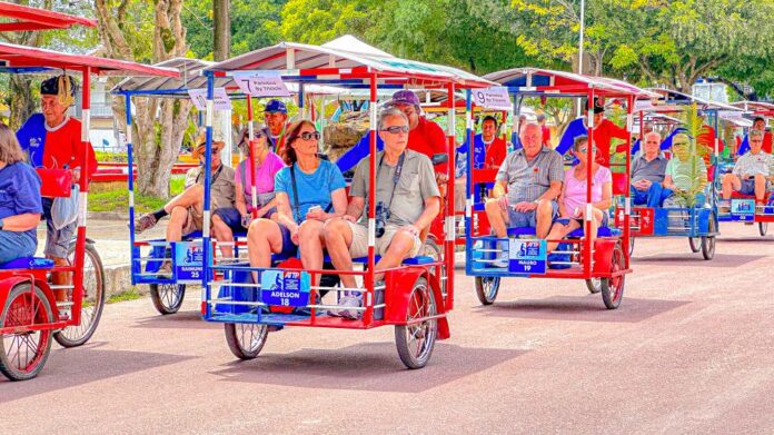 O triciclo é o meio de locomoção obrigatório para quem irá visitar Parintins, durante o 57º Festival Folclórico.