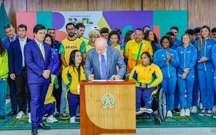 Antes do reajuste, o programa Bolsa Atleta distribuía mensalmente valores entre R$ 370, na categoria Bolsa Base, e R$ 15 mil, na categoria Bolsa Pódio.