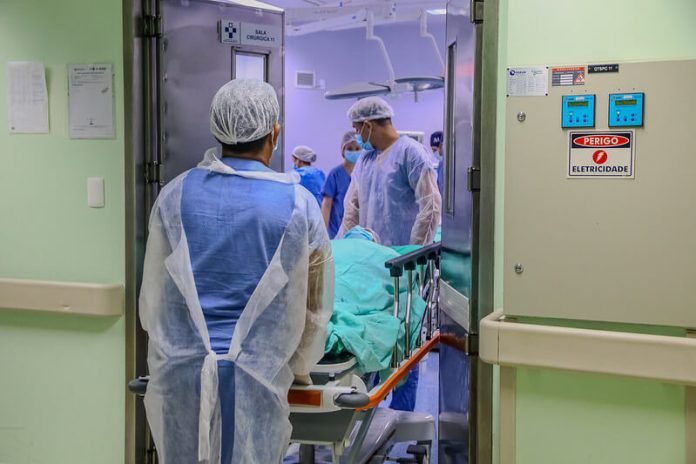 Paciente de transplante sendo levado ao centro cirírgico do Hospital Delphina Aziz.