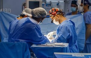 Procedimento de transplante renal no Hospital Delphina Aziz.