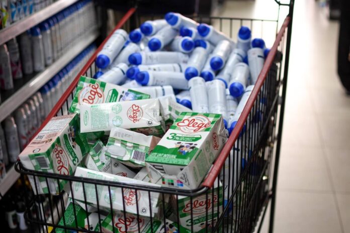 O Procon-AM realizou uma operação em um supermercado na zona leste de Manaus, onde apreendeu mais de 80 itens impróprios para consumo.