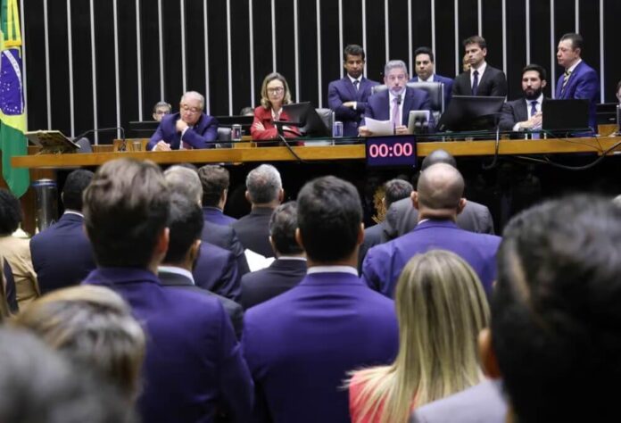 O Plenário da Câmara dos Deputados aprovou, nesta quarta-feira (5), as urgências dos projetos de lei que compõe o pacote de corte de gastos