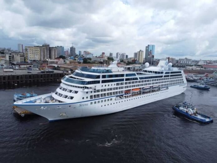 O primeiro navio da temporada de cruzeiros atracou no Porto de Manaus marcando o início da movimentação turística internacional no estado.